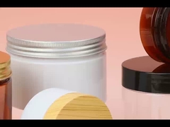 Пластмассовая бутылка с косметическим кремом с винтовой крышкой