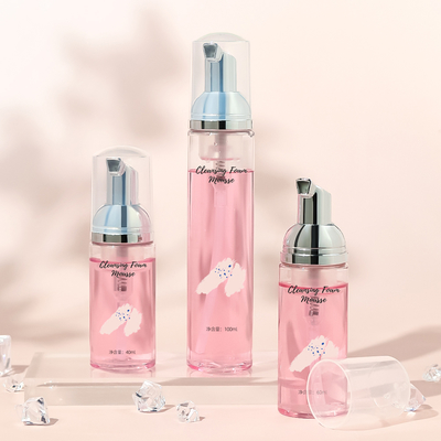 Белая пластиковая бутылка с пеной для ухода за кожей и шампуней с крышкой для упаковки